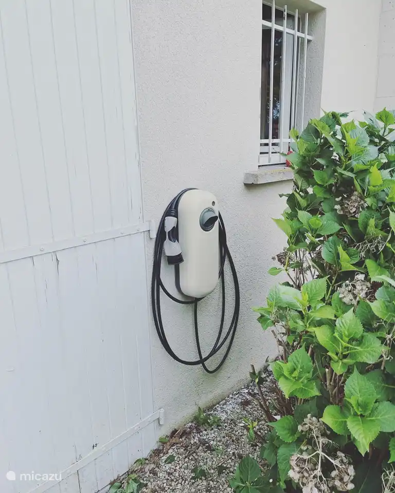 Wir haben eine Ladestation (3,7 KWh), die mit den gängigsten Ladekarten zugänglich ist.