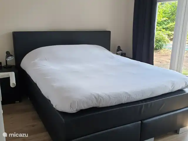 Location de Vacances Pays-Bas, Overijssel, Holten, maison de vacances - Le tribunal de la poste Chambre attenante à la terrasse avec un lit double.