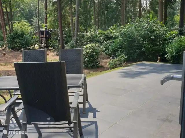 Location de Vacances Pays-Bas, Overijssel, Holten, maison de vacances - Le tribunal de la poste De votre lit, vous avez vue sur la terrasse et sur le jardin. Par la porte de la chambre, vous êtes directement sur la terrasse pour, espérons-le, profiter du beau temps.