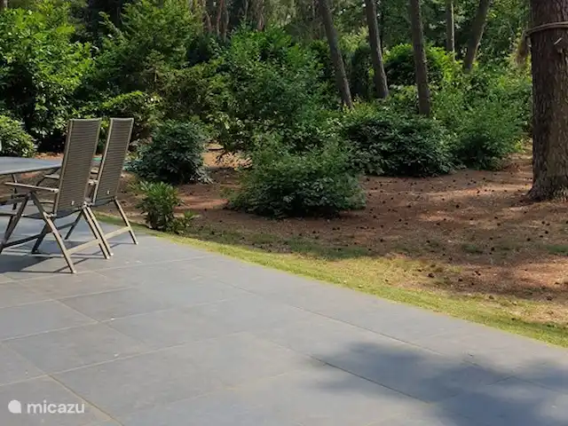 Location de Vacances Pays-Bas, Overijssel, Holten, maison de vacances - Le tribunal de la poste De la table à manger, vous pouvez regarder directement à travers la terrasse dans le jardin.