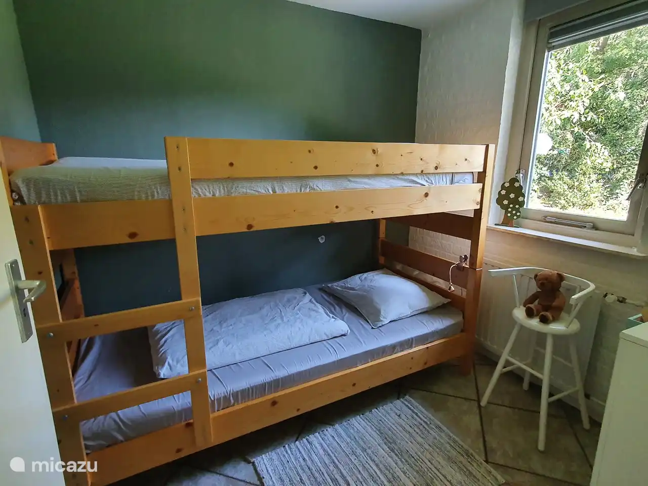 Schlafzimmer mit Etagenbett (2 Kinder)