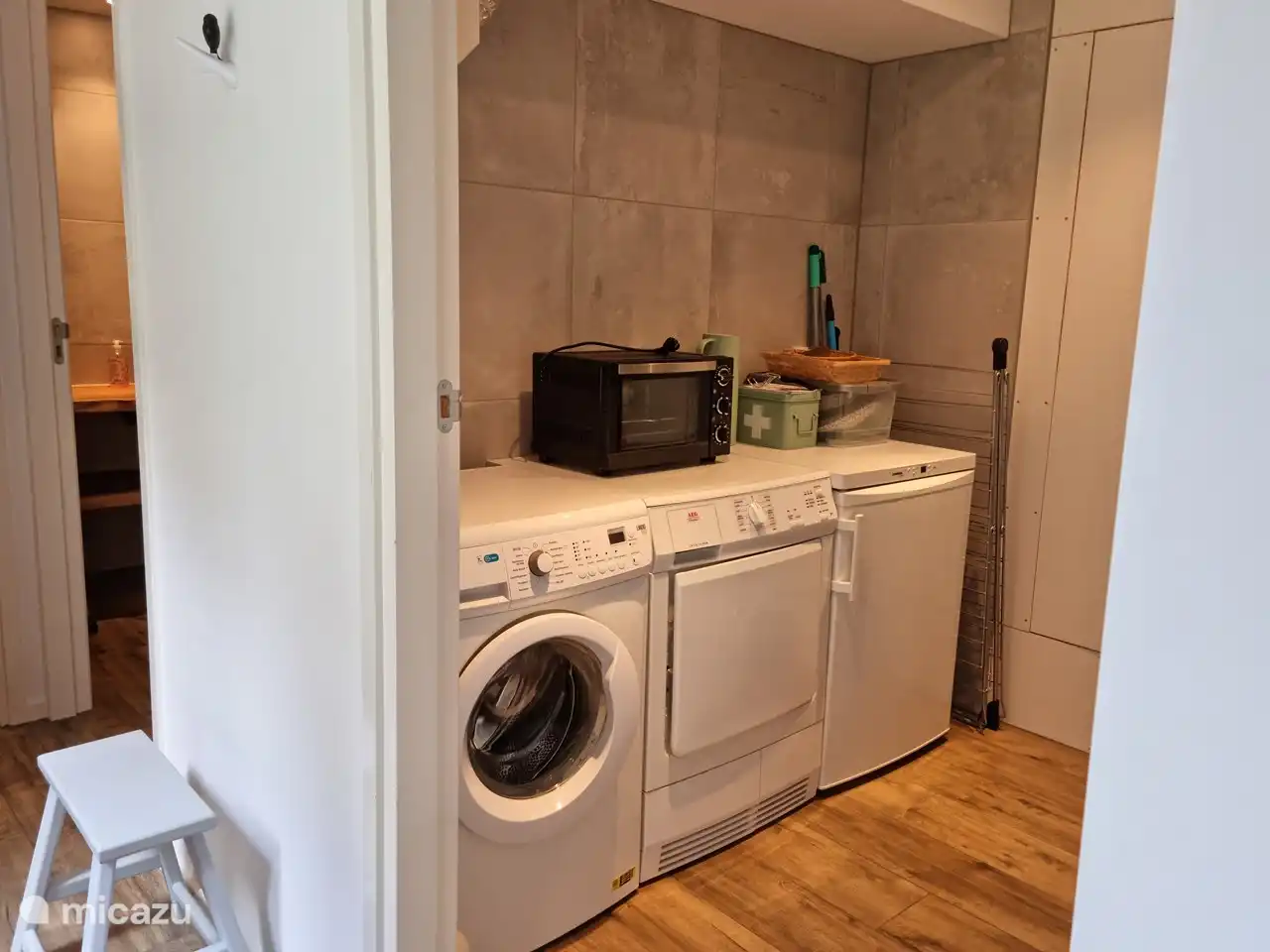 Reichlich ausgestatteter Hauswirtschaftsraum