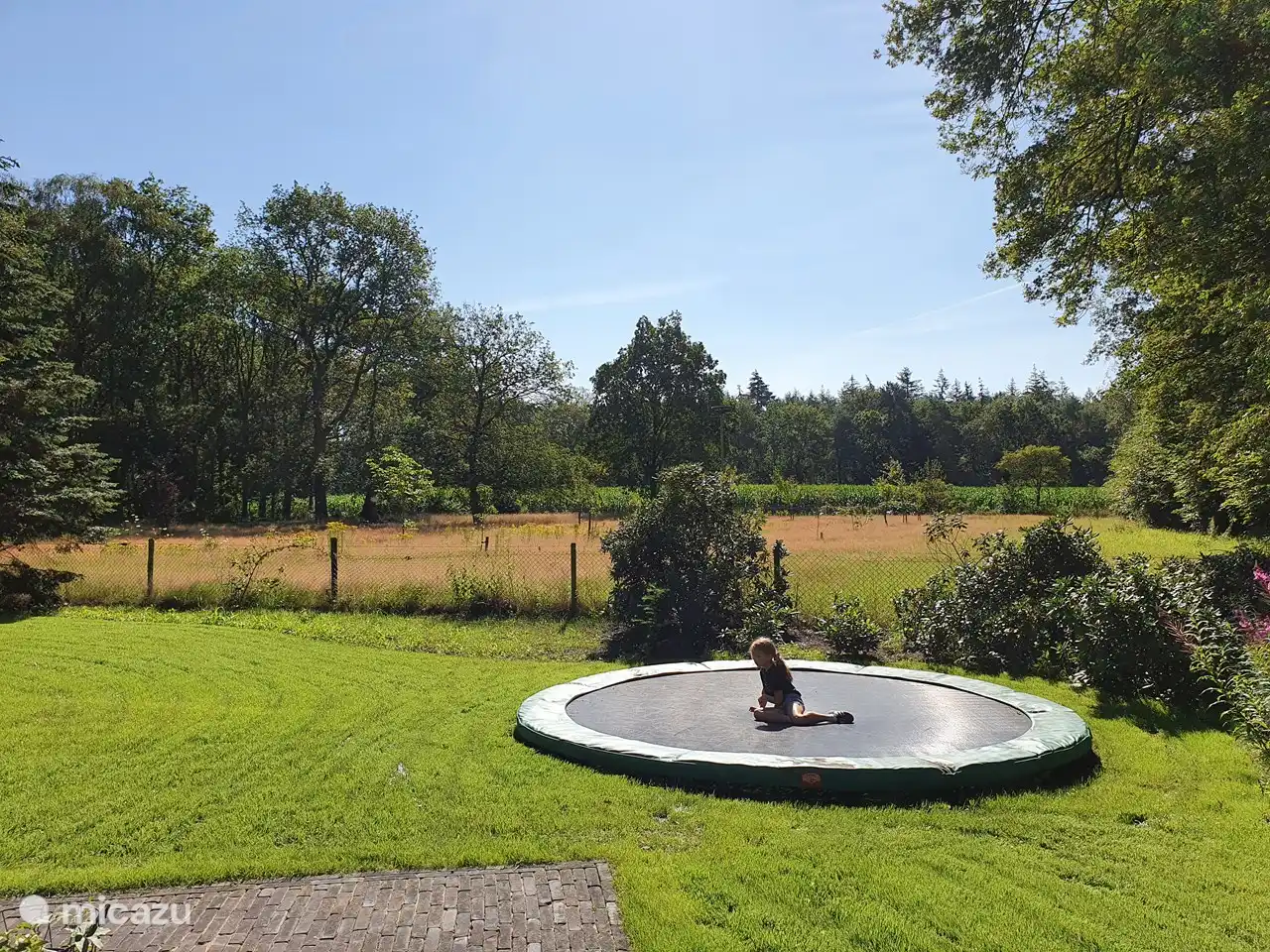 Trampolin und Blick von einer der Terrassen