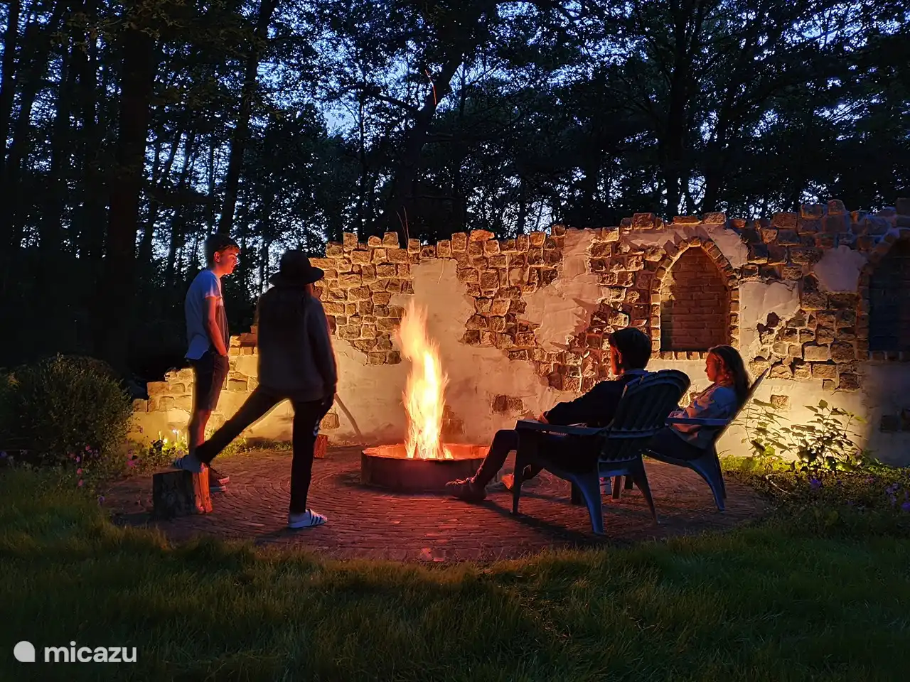 Zünde ein Feuer am Lagerfeuer an (oder zünde natürlich den Ofen im Haus an)