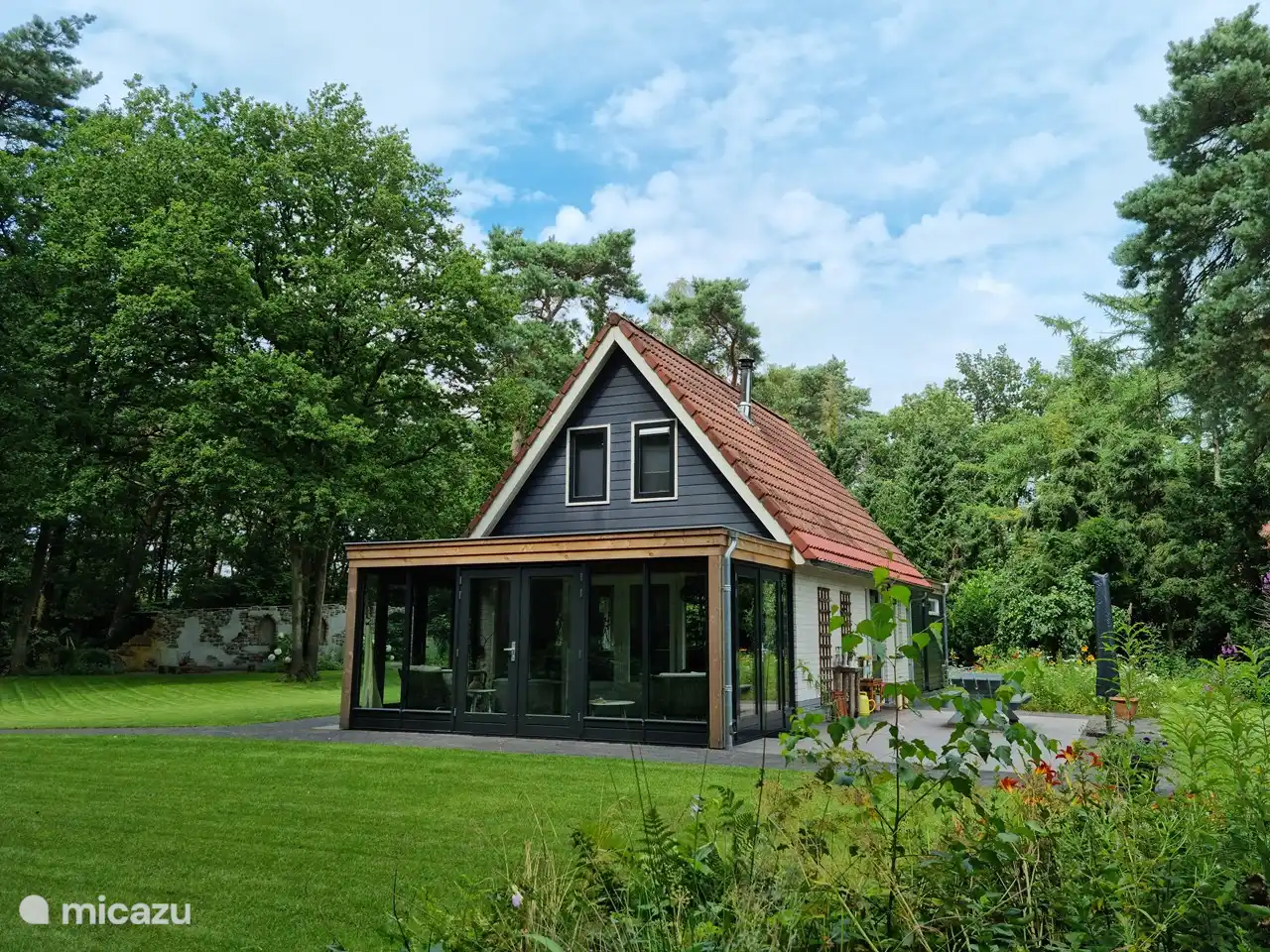 Links ein Gartenzimmer (2020), in dem alle Türen geöffnet werden können