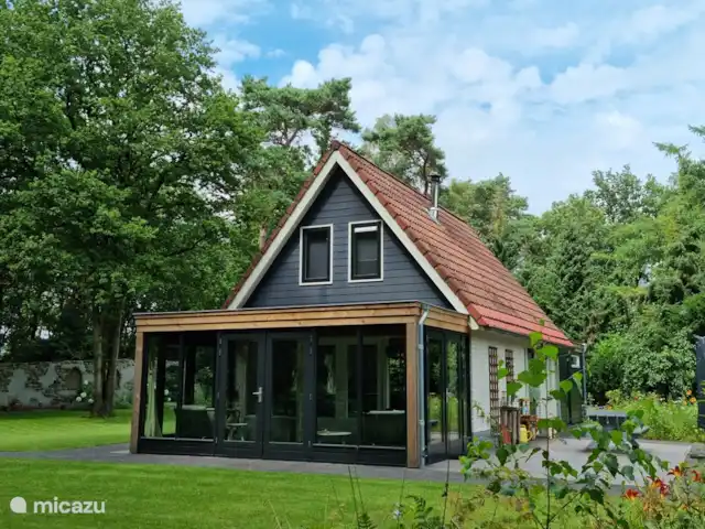 PuurZang | Ommen huren in Nederland, Overijssel, Ommen - vakantiehuis Aan de linkerkant een tuinkamer (2020) waarvan alle deuren open gezet kunnen worden