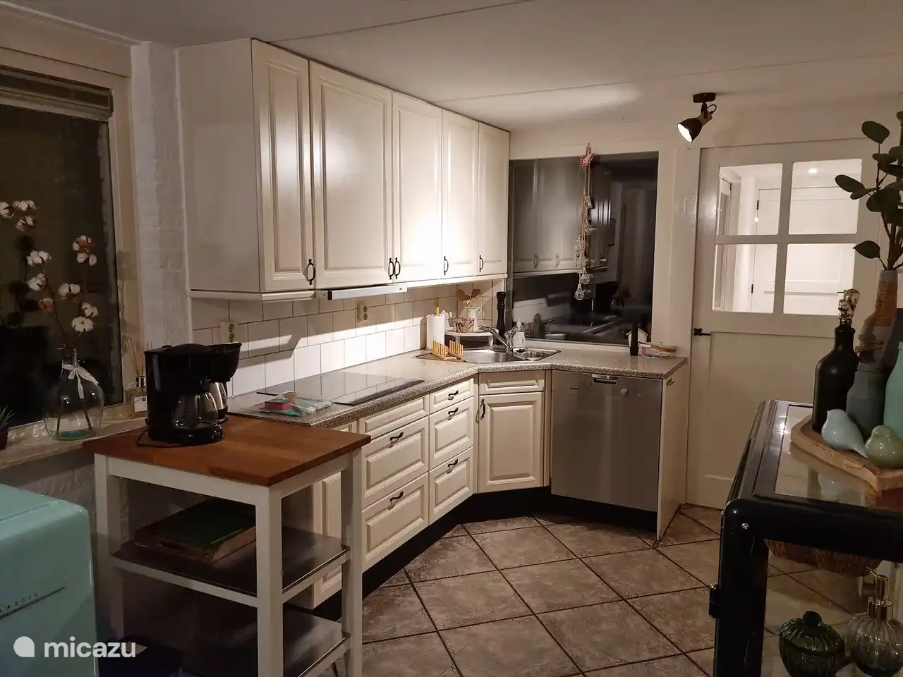 Küche mit Geschirrspüler (kleiner Backofen im Hauswirtschaftsraum)