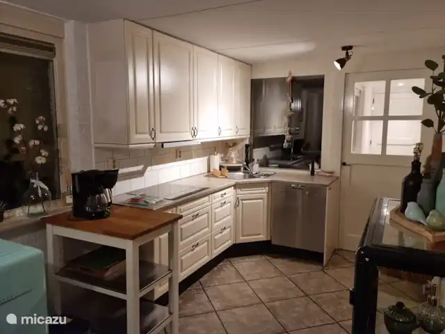PuurZang | Ommen huren in Nederland, Overijssel, Ommen - vakantiehuis Keuken met vaatwasser (klein oventje in de bijkeuken)