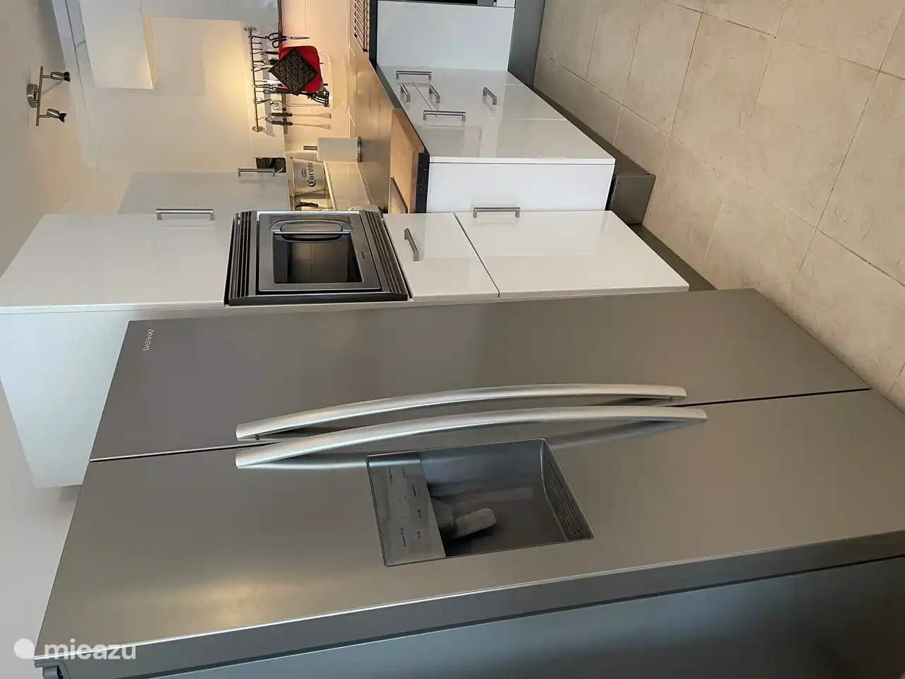 Réfrigérateur moderne avec machine à glaçons