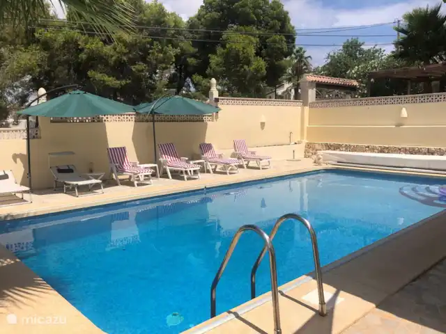 Casa Bel Air | Espagne, Costa Blanca, Moraira - villa Piscine avec beaucoup de transats et ombre de divers parasols