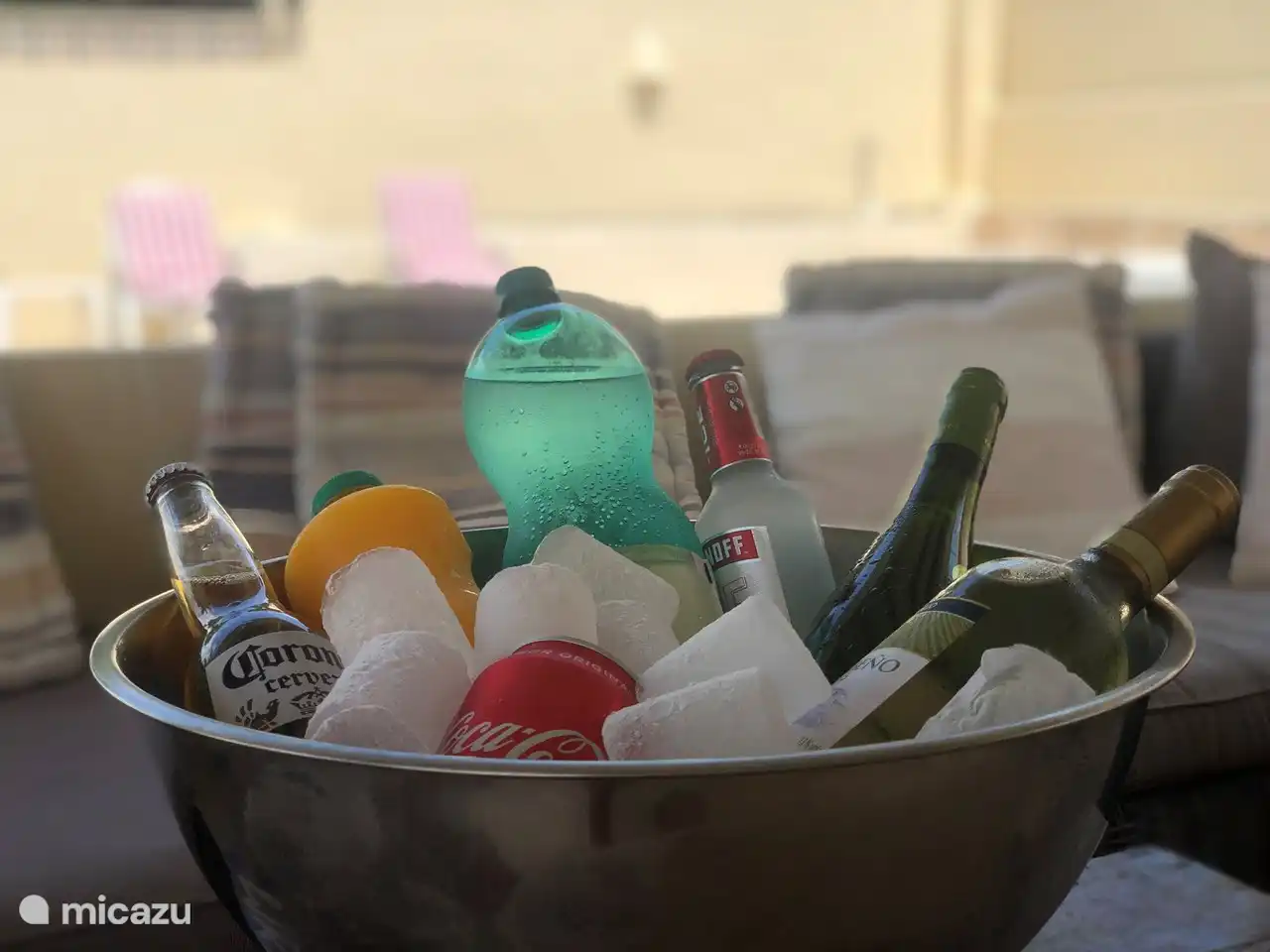 Se détendre dans le naja surplombant la piscine.