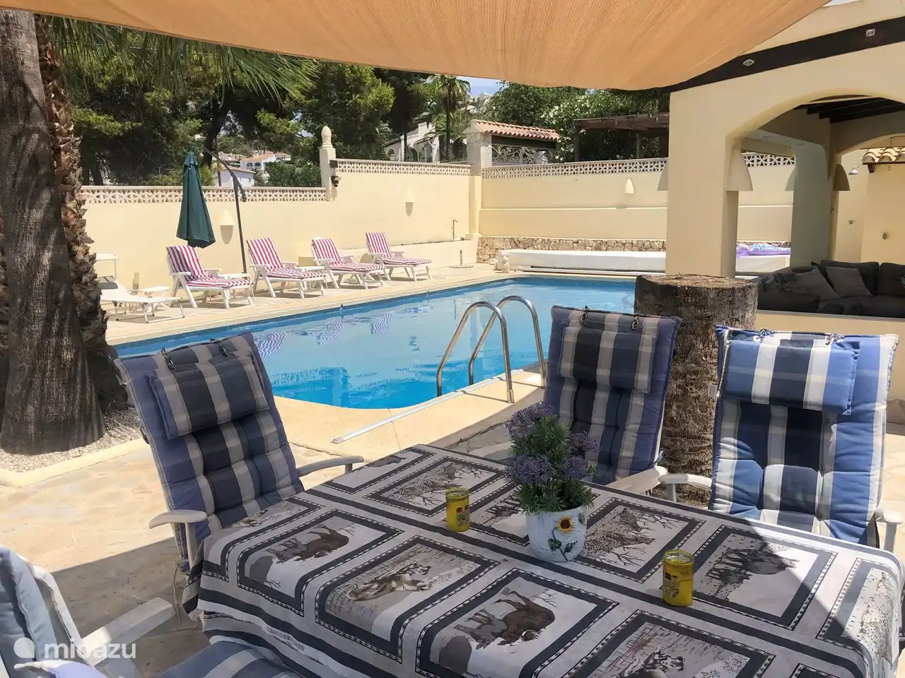 Table à manger 1 donnant sur la piscine