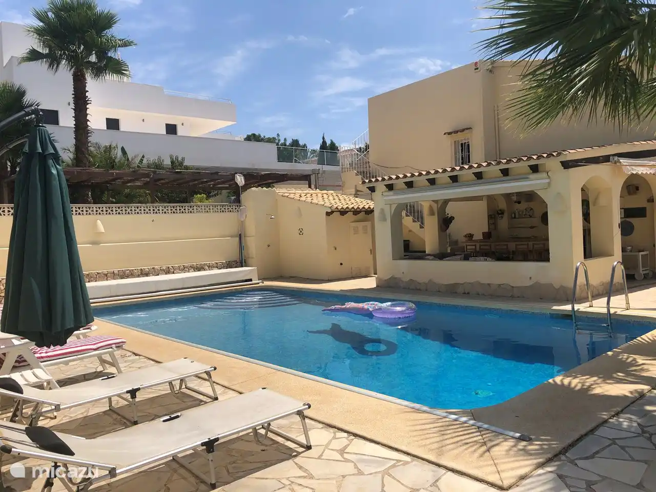 La piscine avec vue sur la naja