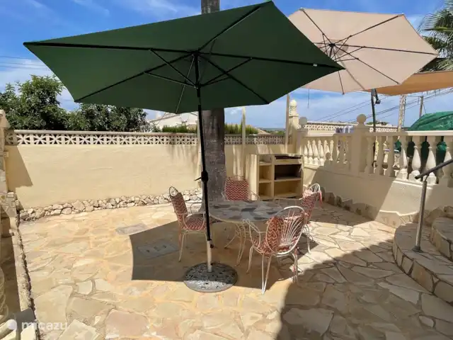Casa Bel Air | Espagne, Costa Blanca, Moraira - villa Table à manger 2 devant le salon avec parasol pour se mettre à l'ombre