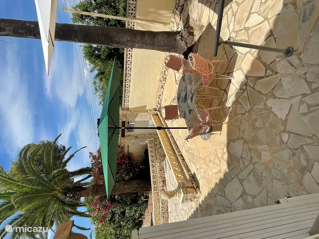 Table à manger 2 devant le salon avec parasol pour se mettre à l'ombre