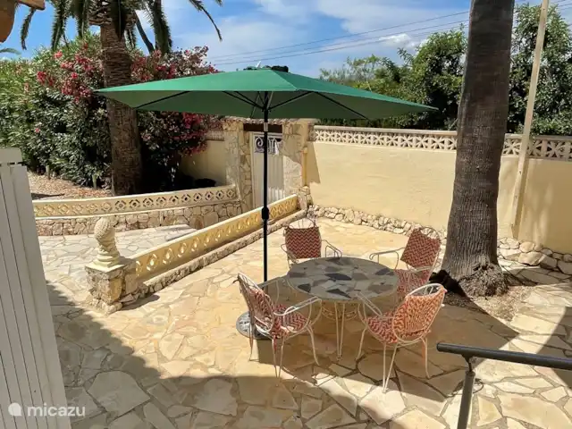 Casa Bel Air | Espagne, Costa Blanca, Moraira - villa Table à manger 2 devant le salon avec parasol pour se mettre à l'ombre