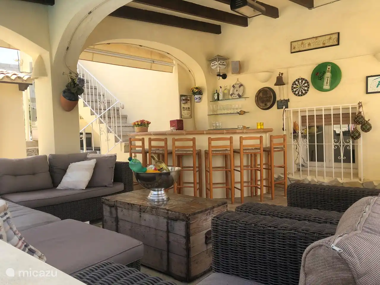 Coin salon couvert (naja) avec bar et réfrigérateur supplémentaire