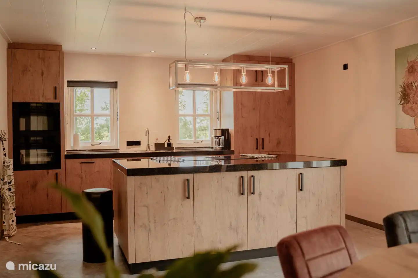 Küche mit Geschirrspüler, Induktionskochfeld mit eingebautem Dunstabzug, Mikrowelle und Backofen, Kühl-Gefrier-Kombination, Toaster, Mixer, Kaffeemaschine und Wasserkocher.