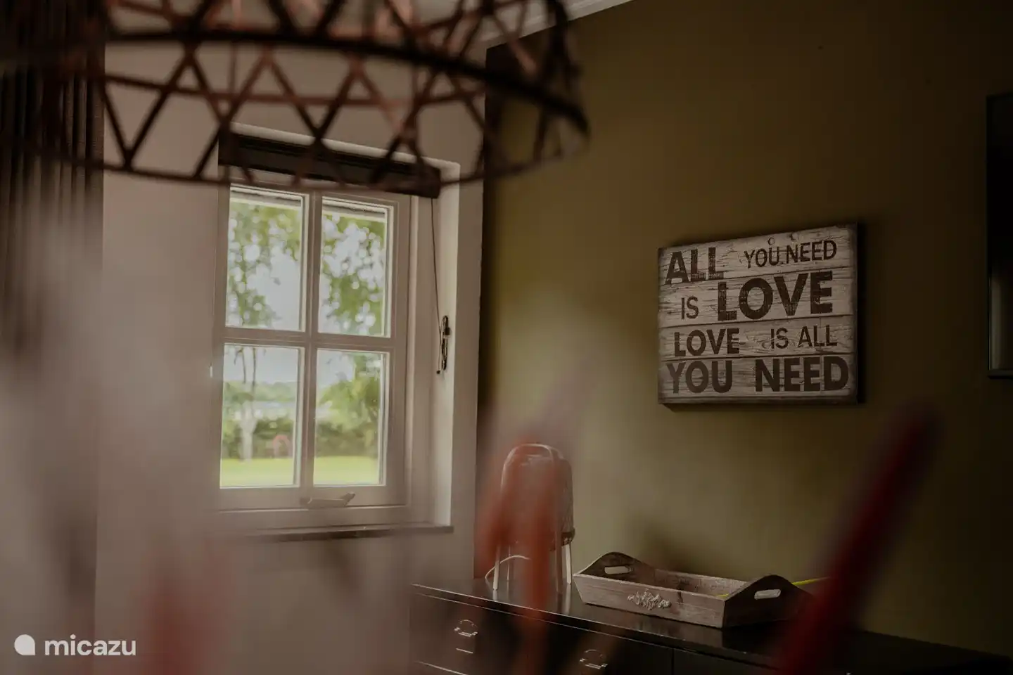 Sie können vom Essbereich nach draußen schauen