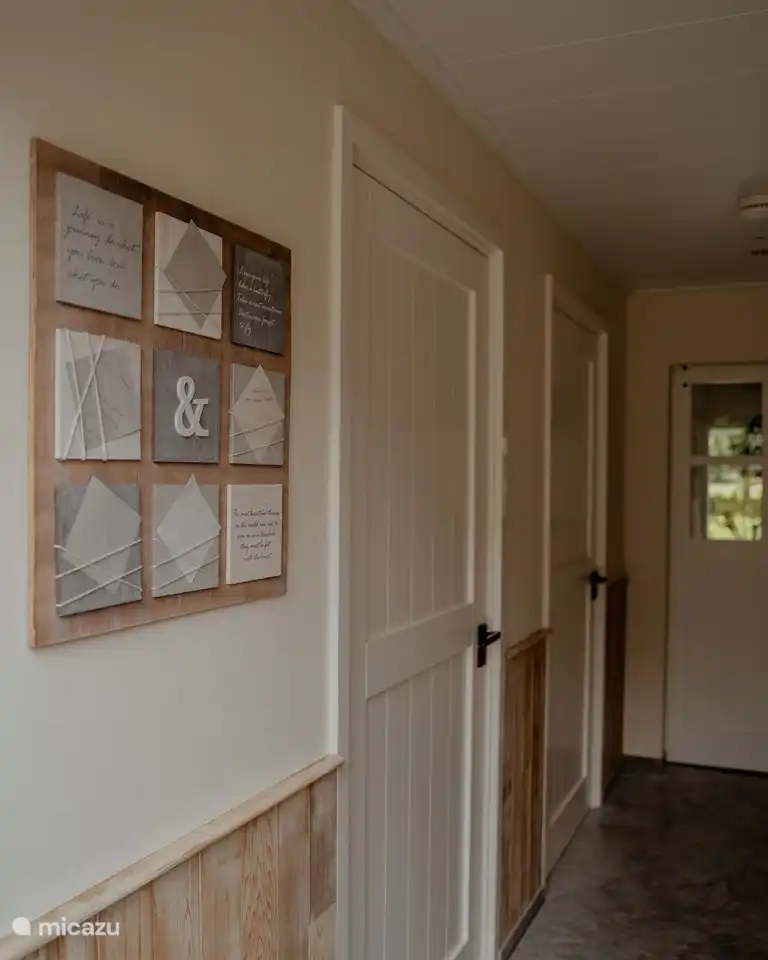 Eingangshalle mit links dem Duschbad und separater Toilette mit breiten Türen und großzügiger Raumaufteilung.