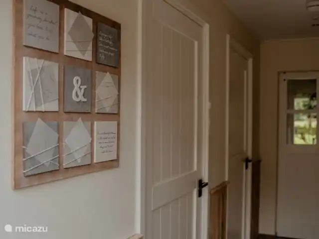 Boekels Buiten en Países Bajos, Barbante Septentrional, Boekel - casa vacacional Hall a la entrada con a la izquierda el baño con ducha y WC separado con puertas anchas y distribución espaciosa.