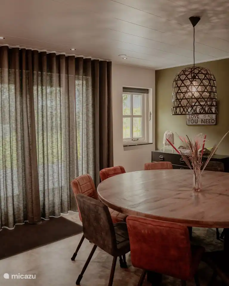 schöner Sitzbereich mit Vorhängen für zusätzliche Privatsphäre/Sicherheit und französischen Türen.