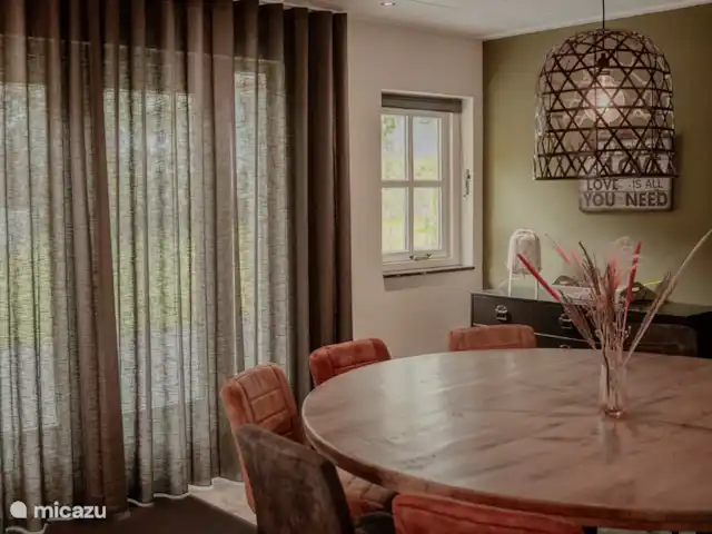 Boekels Buiten en Países Bajos, Barbante Septentrional, Boekel - casa vacacional hermosa sala de estar, con cortinas para mayor privacidad/seguridad y puertas de jardín.