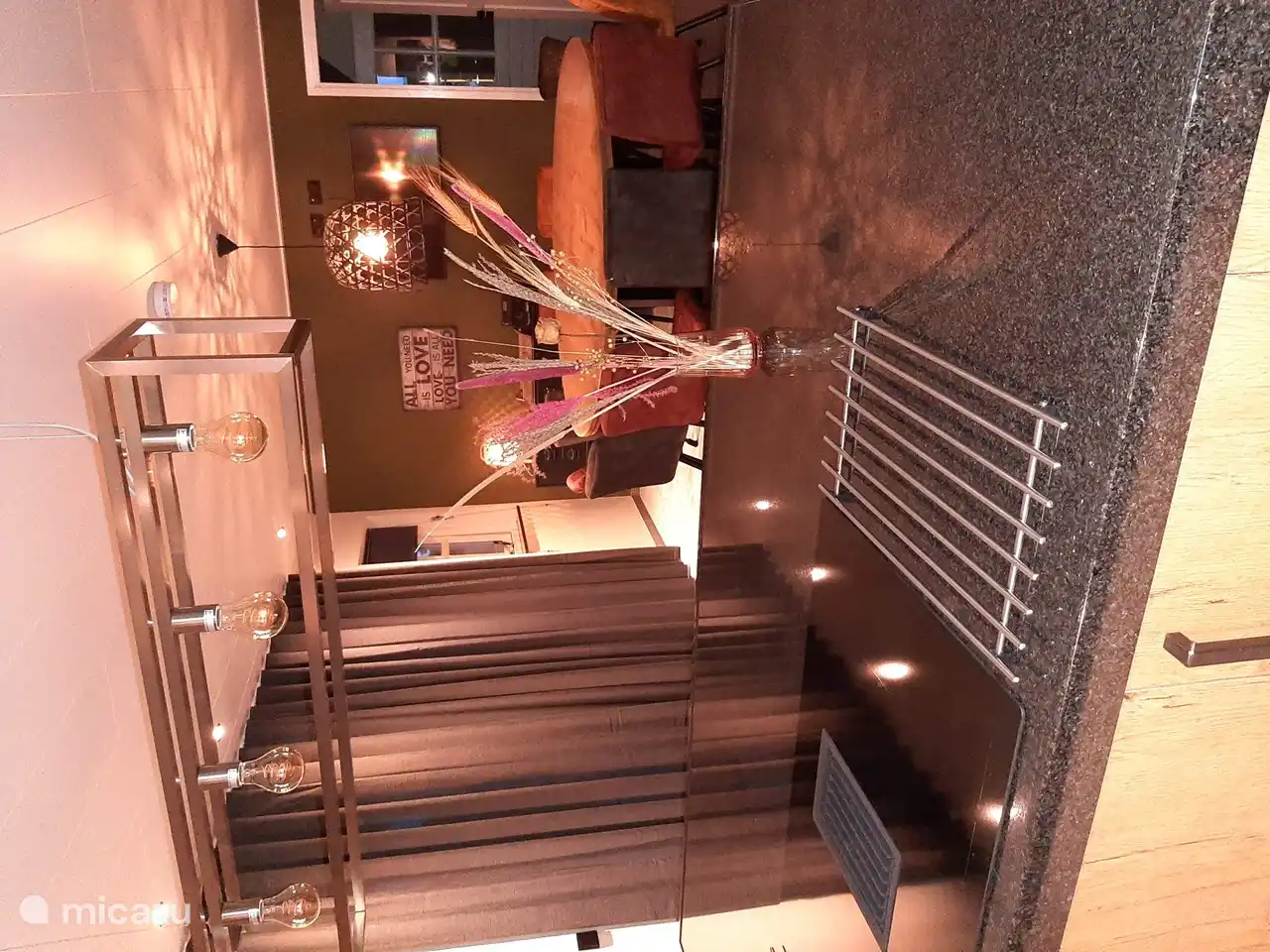 Bleiben Sie von der Kücheninsel aus mit Ihrer Gruppe in Kontakt.