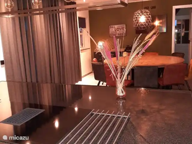 Boekels Buiten en Países Bajos, Barbante Septentrional, Boekel - casa vacacional mantente en conversación con tu grupo desde la isla de la cocina.