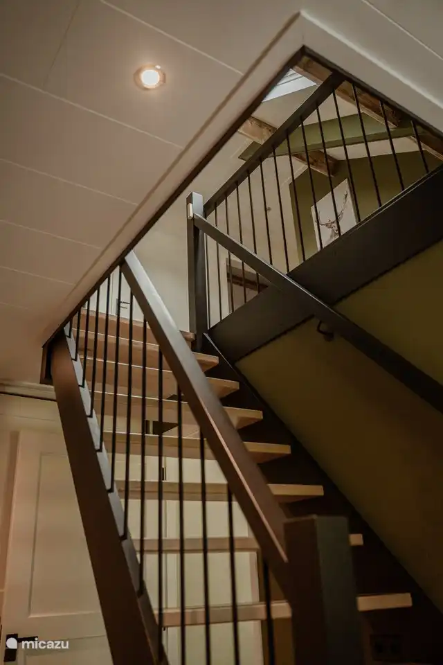 Treppe zum ersten Stock. Die Lampe schaltet sich automatisch ein.