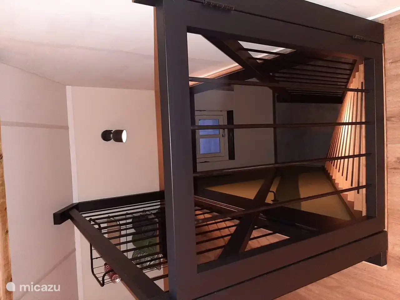 Sicherheit geht vor mit diesem Treppenschutzgitter! Auch die Beleuchtung bewegt sich.