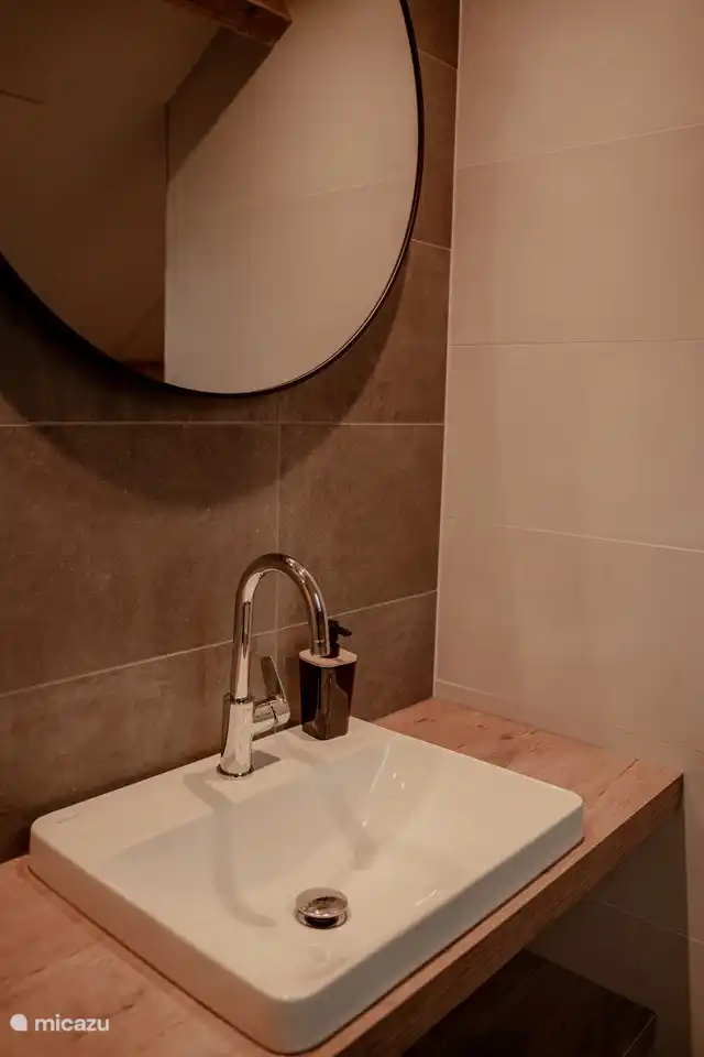 Waschbecken im Badezimmer im Obergeschoss