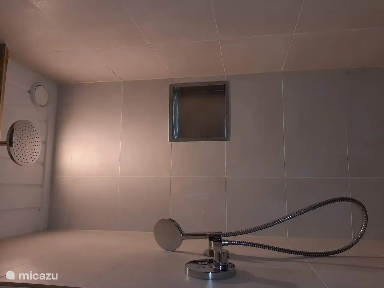 schöne Regendusche und separate Handbrause