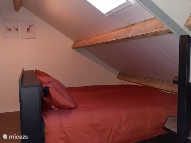 Boekels Buiten en Países Bajos, Barbante Septentrional, Boekel - casa vacacional Dormitorio para 4 personas en el lado del jardín (norte) con tragaluz (oscurecimiento/mosquitera)