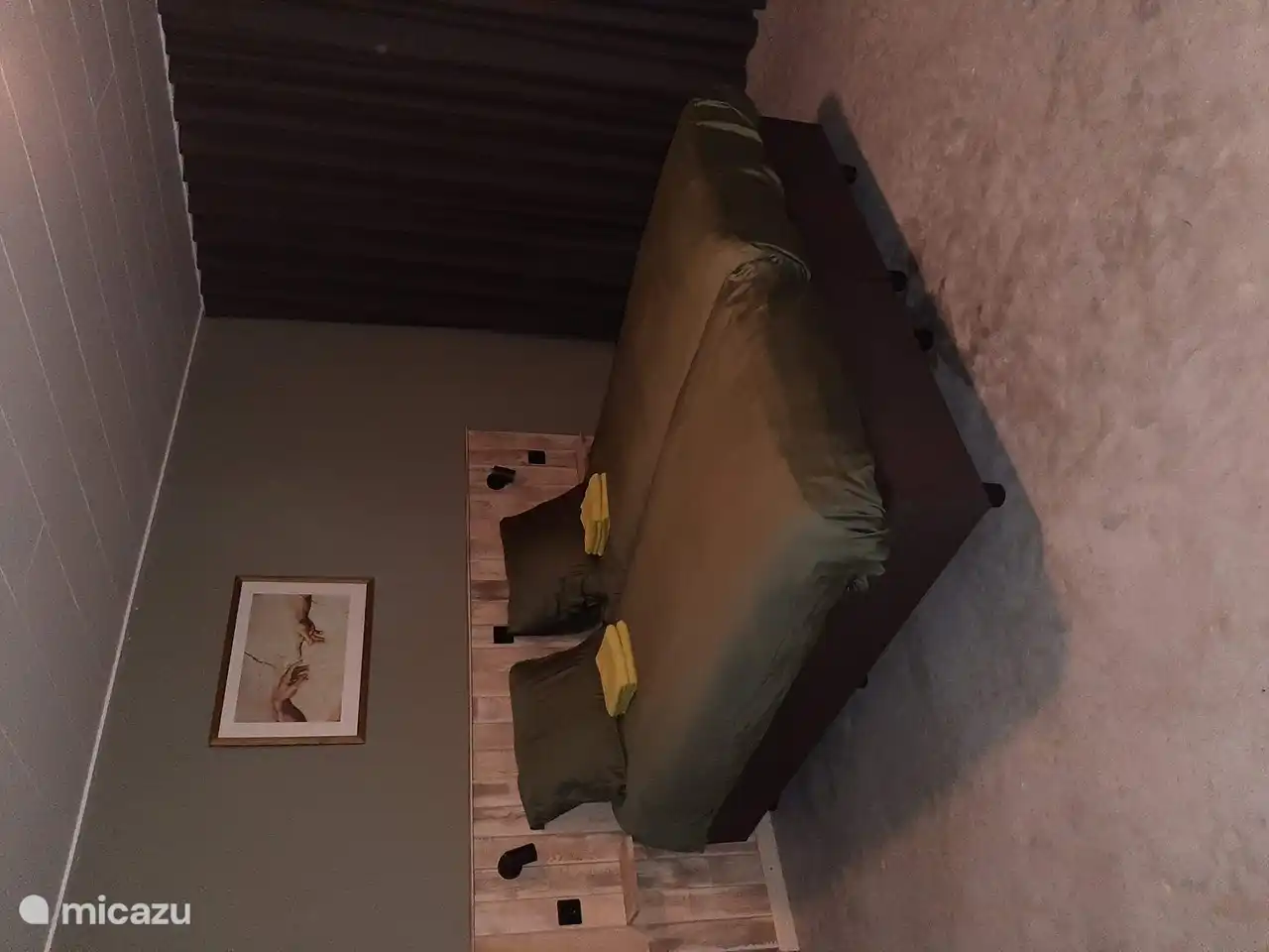 2-Personen-Schlafzimmer im Erdgeschoss Südseite mit Fenstern mit Faltenvorhängen und Verdunklungsvorhängen