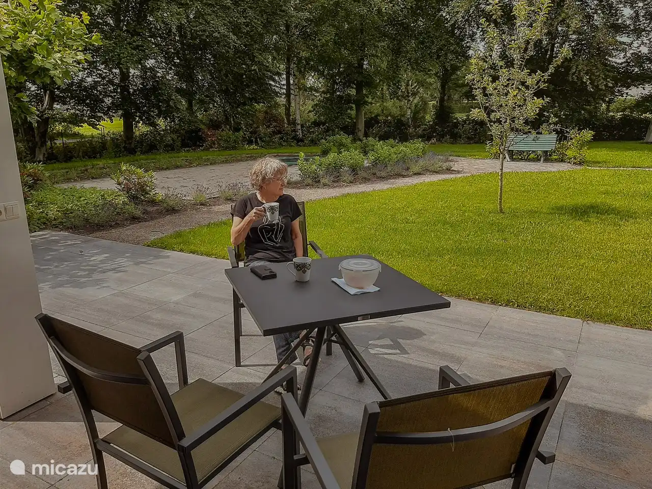 Der Garten und die Terrasse. Mit 3 Tischen und 10 Stühlen können Sie sitzen, wo Sie wollen.