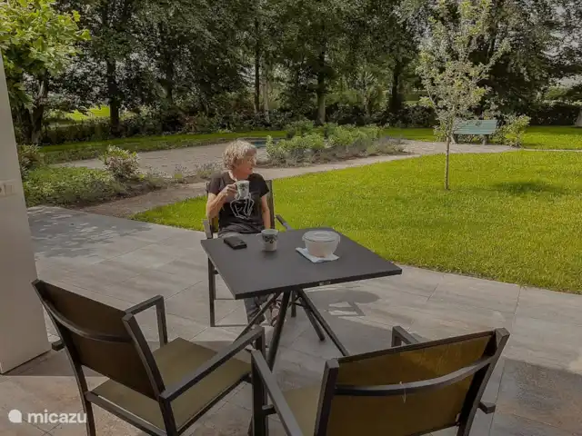 Boekels Buiten en Países Bajos, Barbante Septentrional, Boekel - casa vacacional El jardín y la terraza. Con 3 mesas y 10 sillas puedes sentarte donde quieras.