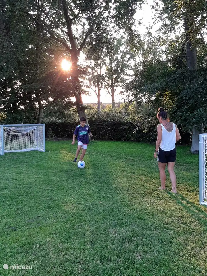 spiel Fußball zusammen, komm Mama, halt den Ball!