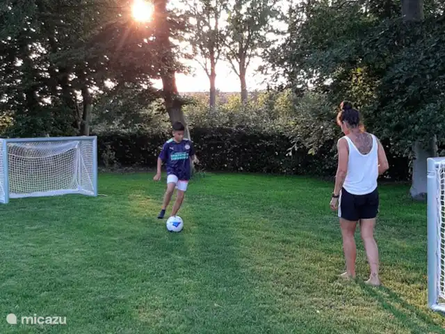 Boekels Buiten en Países Bajos, Barbante Septentrional, Boekel - casa vacacional jugar un partido de fútbol juntos, ¡ven mamá, detén esa pelota!