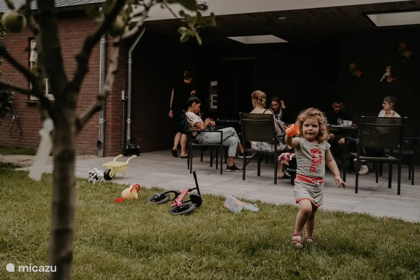 gemütliche Drinks mit Blick auf die Kids