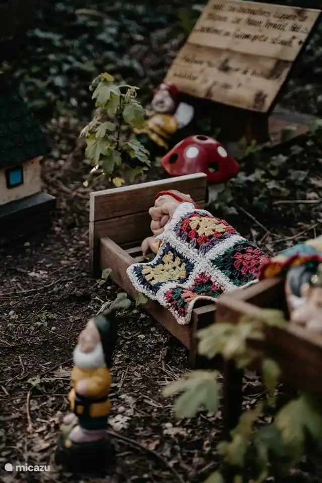 Treffen Sie die Zwerge auf dem Zwergenweg in Boekel, ab Ende März. Im Winter halten sie Winterschlaf.