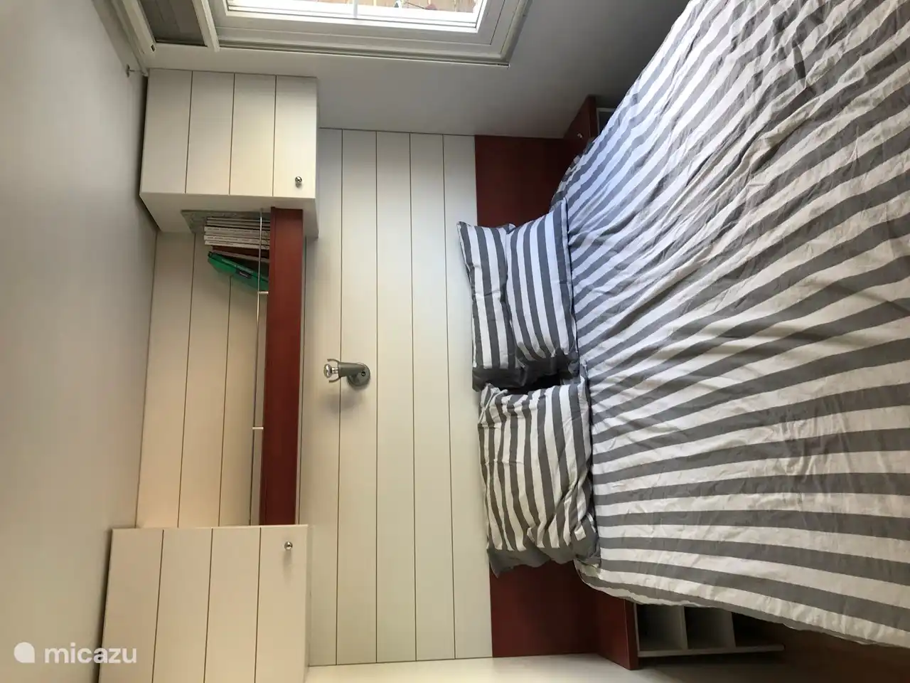 Schlafzimmer 1, mit Moskitonetz vor dem Fenster und vor einem Fensterladen.