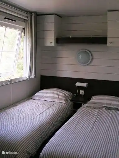 Schlafzimmer 2. Fenster mit Moskitonetz und Fensterladen.