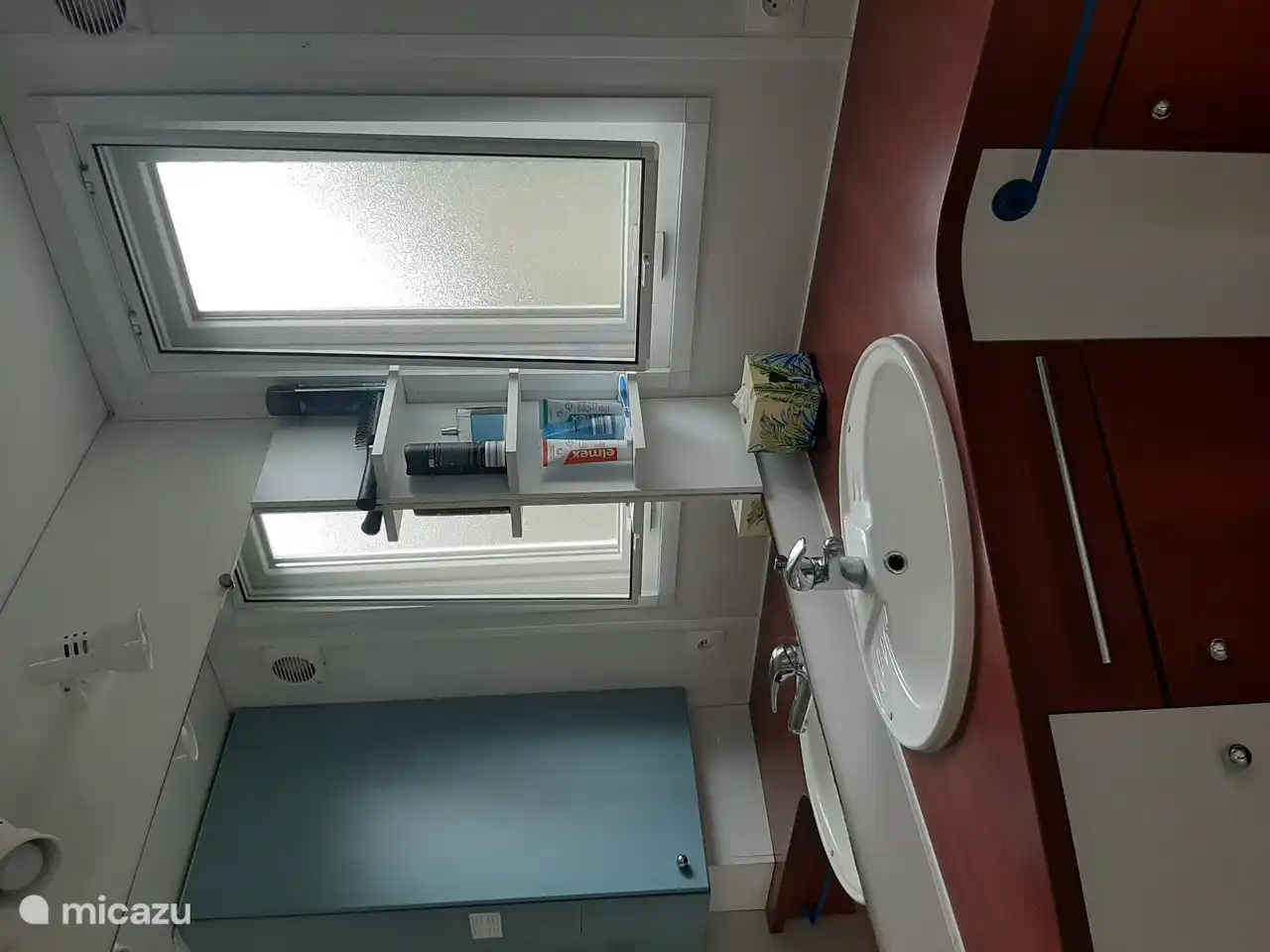 Badezimmer mit Duschkabine und Stauraum.