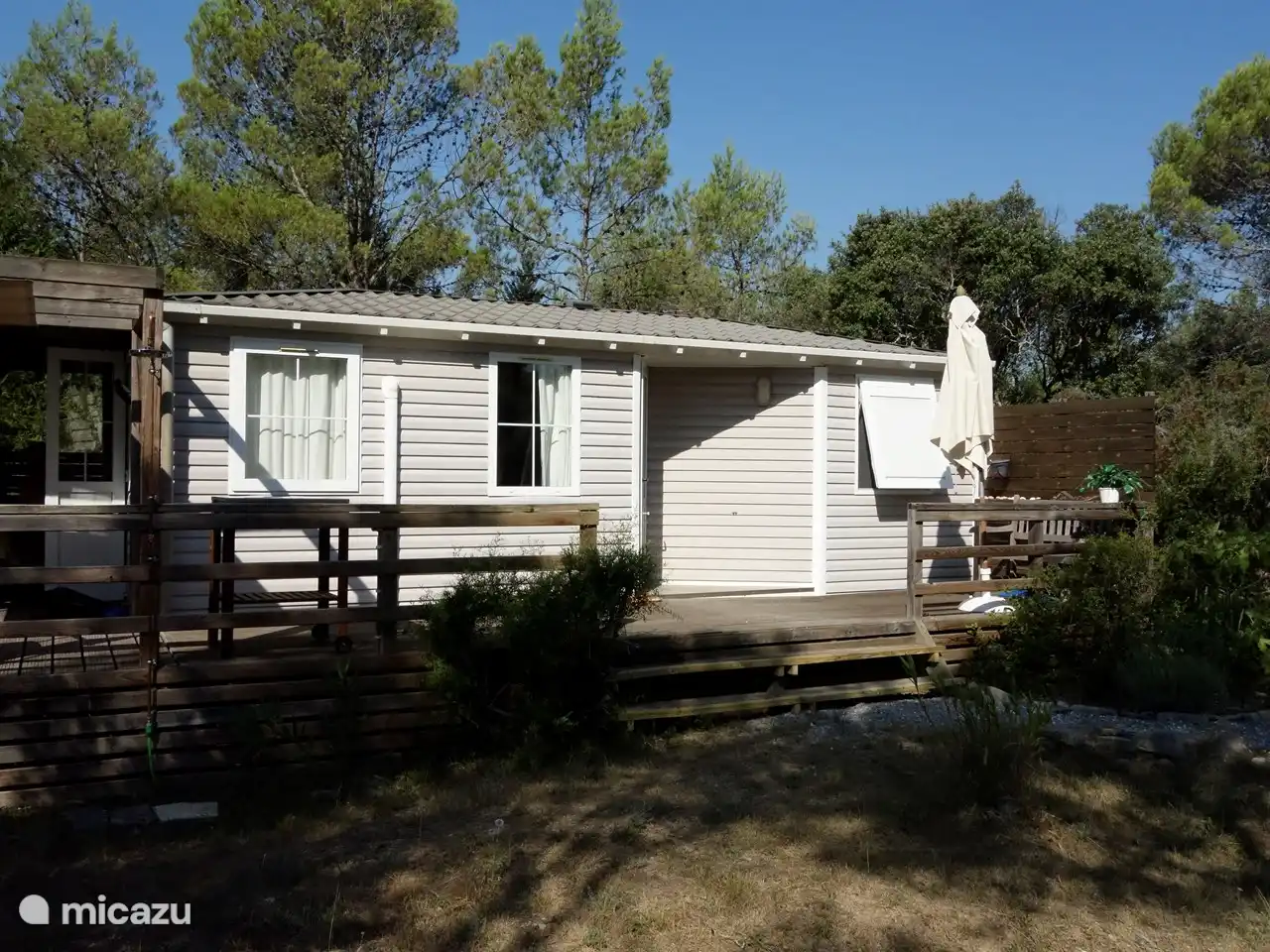 Insgesamt 2 Gartenschirme.