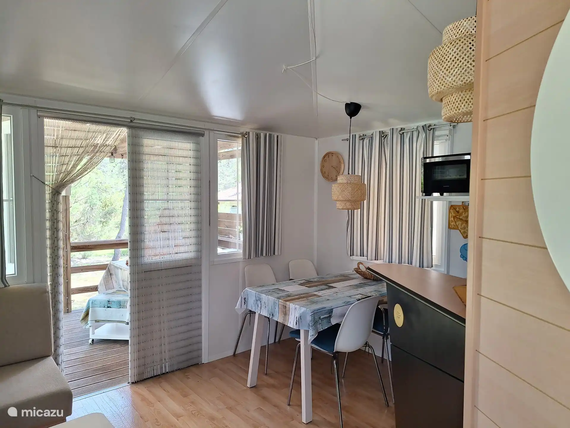 Esstisch mit 4 Stühlen. Aber draußen essen kommt meistens!