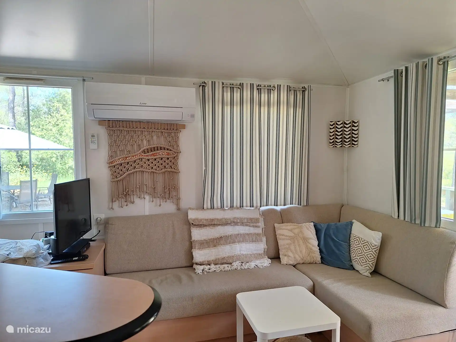 Schönes Ecksofa, Fernseher mit niederländischen und Deutsche Kanälen und die Klimaanlage nicht vergessen.