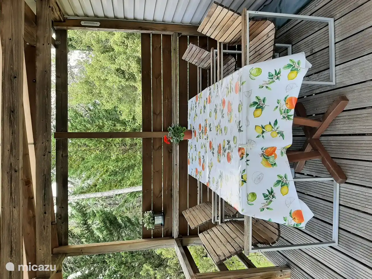 Schöner Ort auf der Veranda, um Ihr Essen zu genießen!