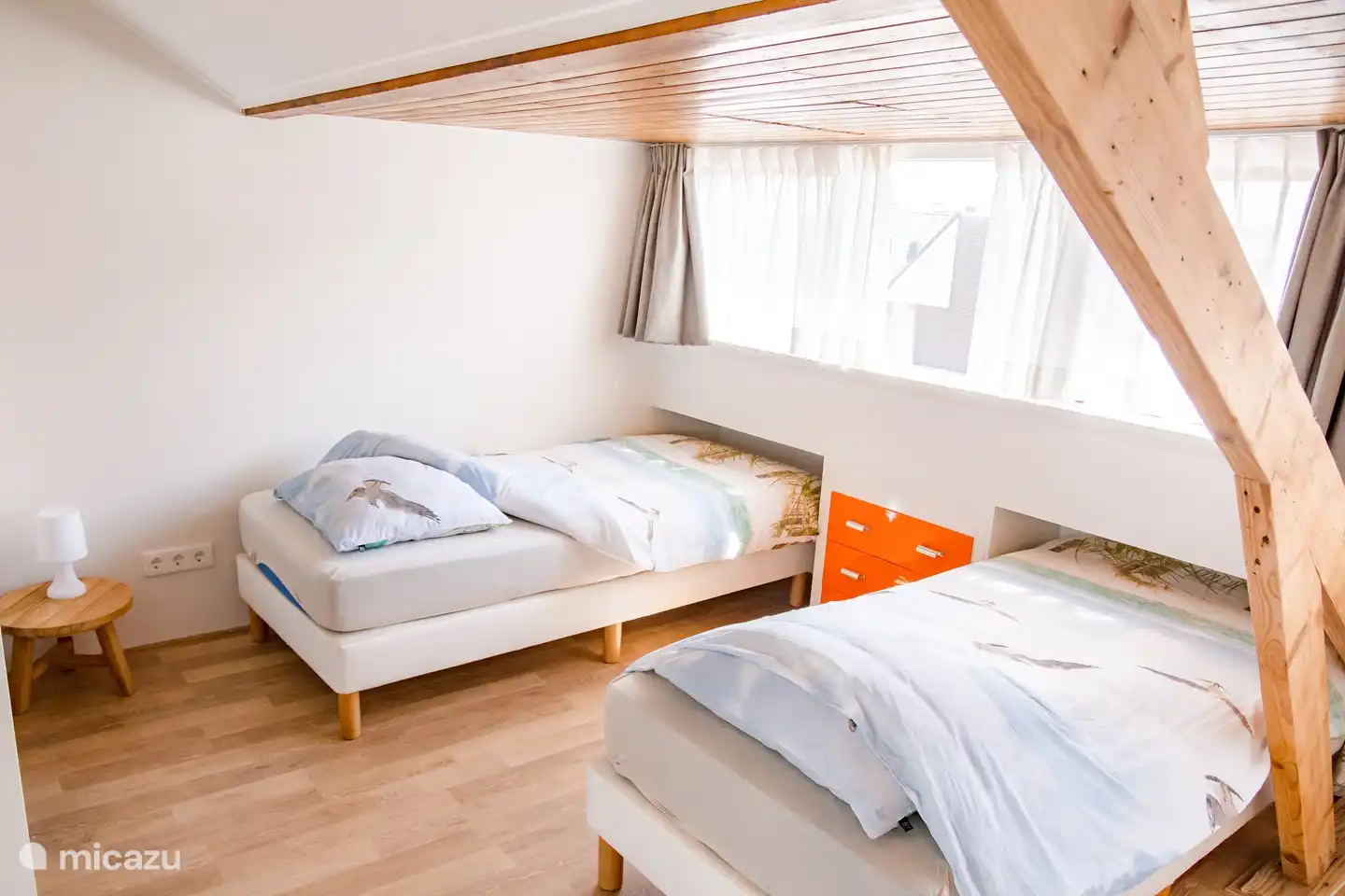 Schlafzimmer mit vier Einzelbetten