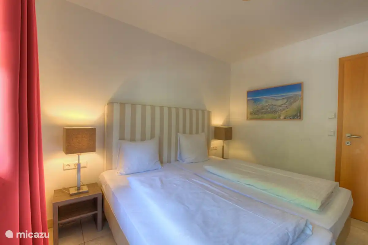 Iedere slaapkamer is direct naast een badkamer en heeft een balkon.